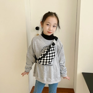 Sac de poitrine pour enfants à damier noir et blanc avec sangle réglable sur modèle