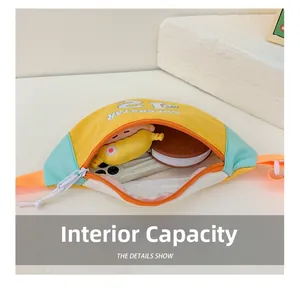 Capacité interne du sac de poitrine pour enfants montrant l'espace pour téléphone et goûter