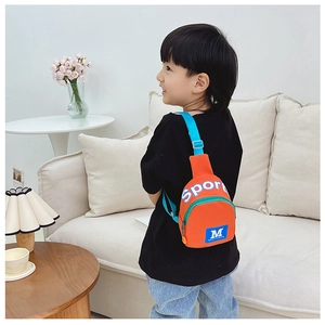 Detail der orangefarbenen Kinder-Brusttasche aus Canvas mit verstellbarem blauem Sportgurt