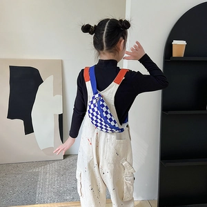 Sac de poitrine pour enfants en toile à damier bleu et blanc avec sangle ajustable