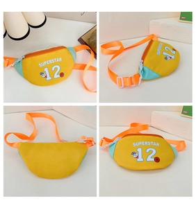 Vues détaillées du sac de poitrine pour enfants avec sangle réglable et imprimé superstar