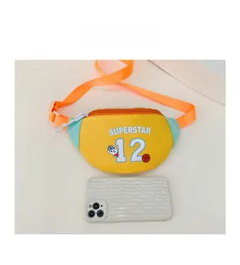 Détail d'un sac banane enfant coloré avec un smartphone pour comparer la taille réelle