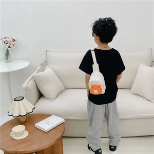 Sac de poitrine croisé enfant avec lettre B blanc et orange pour un look tendance