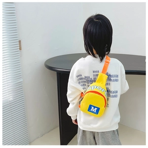 Detailansicht der gelben Kinder-Brusttasche mit orangefarbenem Gurt und Sport-Druck