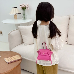 Mini borsa a tracolla rosa per bambine in pelle con manico e catena dorata sottile