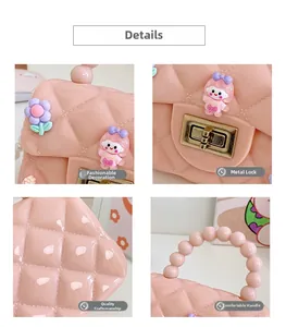 Dettaglio borsa bimba in silicone rosa con trama trapuntata e chiusura dorata