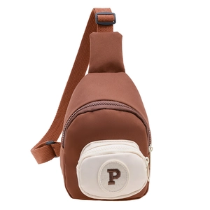 Sac de poitrine pour enfants en marron avec patch lettre P et sangle réglable