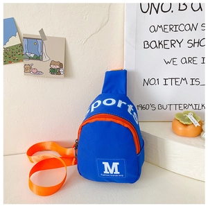 Detail der blau-orangen Kinder-Sport-Brusttasche aus wasserfestem Nylongewebe