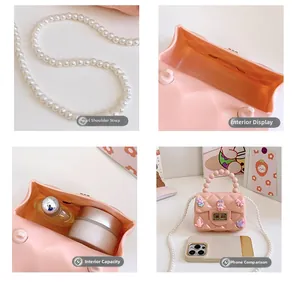 Borsa in silicone rosa con manico di perle, spazio interno e confronto dimensioni