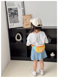 Détail du sac banane coloré en toile pour enfants avec motif de dessin animé