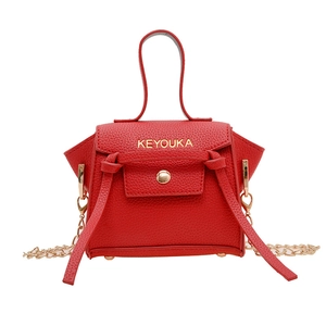 Mini borsa rossa in pelle martellata con tracolla a catena dorata e nodo decorativo