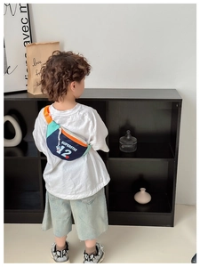 Détail du sac de poitrine en toile pour enfants avec texte Superstar et sangle orange