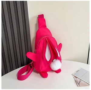 Detail der rosaroten Nylon-Kindertasche mit süßen Hasenohren und weißem Pompon