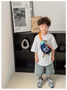 Détail du sac de poitrine pour enfants en toile bleu et orange avec Superstar