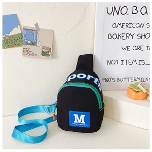 Detail der schwarzen Kinder-Brusttasche mit blauem Gurt und blauem Reißverschluss