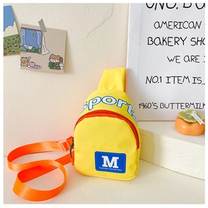 Detail der gelben Kinder-Brusttasche aus Nylon mit orangefarbenem Gurt und Logo