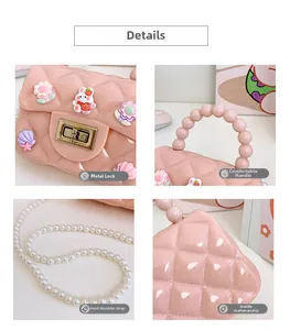 Dettaglio della borsa jelly rosa con trama a rombi e ciondoli a forma di coniglio