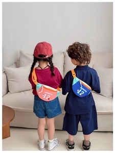 Détail de sacoches bananes en toile pour enfants avec sangles orange réglables