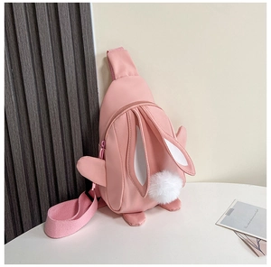 Detailansicht der rosa Nylon-Kaninchen-Brusttasche mit 3D-Ohren und flauschigem Schwanz