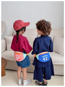 Détail des sacs bandoulière pour enfants en rose et bleu avec graphisme Superstar 12