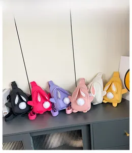 Reihe bunter Kinder-Umhängetaschen aus Nylon mit Hasenohren in sechs verschiedenen Farben