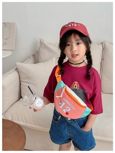 Détail du sac de poitrine coloré pour enfants avec imprimé superstar et fermeture