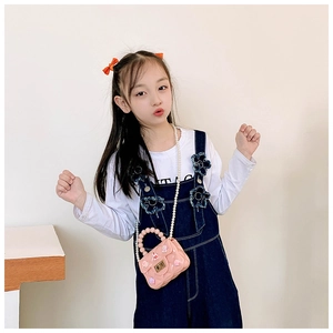Mini borsa jelly rosa per bambine con motivi a cuore e manico in perle di dettaglio
