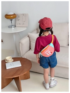 Gros plan d'un sac de poitrine en toile rose et jaune pour enfant dans un salon