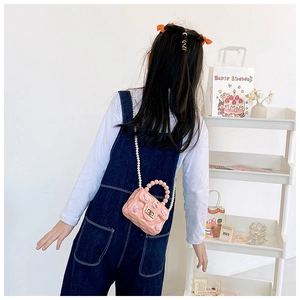 Borsa a tracolla bimba in silicone rosa con motivo trapuntato e manico di perle
