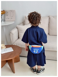 Sac banane en toile pour enfants avec sangle réglable porté par un jeune modèle