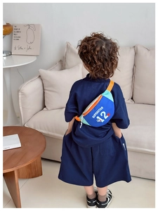 Détail du sac banane en toile pour enfants avec imprimé Superstar 12 et design coloré