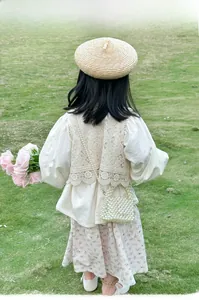 Détail d'un mini sac à bandoulière en perles blanches tressées à la main pour fille