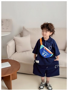 Détail d'un ensemble polo bleu pour enfants avec sac banane imprimé Superstar 12