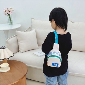 Modische Kinder Sport Brusttasche in Off-White Canvas mit blauem Gurtband