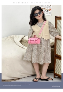 Sac à main cylindrique rose pour filles avec robe à fleurs et gilet beige