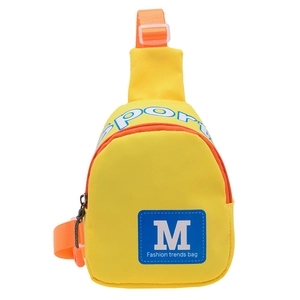 Trendige gelbe und orangefarbene Kinder-Brusttasche mit coolem Sport-Schriftzug