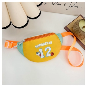 Détail du sac de poitrine enfant en toile jaune avec imprimé Superstar et sangle