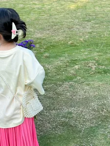 Détail d'un petit sac à bandoulière blanc fait main en perles pour filles et enfants