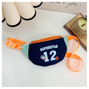 Détail du sac bandoulière enfant bleu marine avec motifs de basket et sangle orange