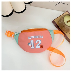 Détail du sac de poitrine enfant en nylon coloré avec imprimé superstar et sangle orange