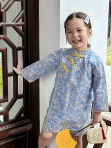 Détail d'une robe qipao traditionnelle avec passepoil jaune et bouton chinois noué