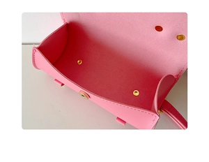 Détail du mini sac rose montrant le fermoir magnétique et les rivets dorés