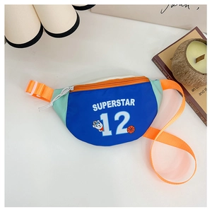 Détail du sac de poitrine en toile pour enfants avec imprimé superstar et sangle réglable