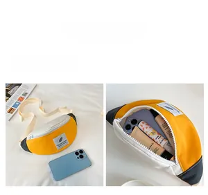 Détails du sac banane enfant bicolore montrant sa grande capacité pour téléphone et maquillage