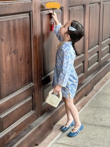 Détail du mini sac à main en perles avec robe traditionnelle chinoise pour fillettes