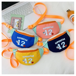 Mise à plat de sacs banane colorés pour enfants avec sangles réglables et styles sportifs