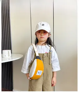 Gros plan du sac bandoulière stylé pour enfants avec sangle réglable et détail de patch