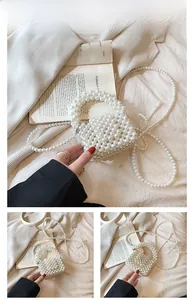 Détail du mini sac à main blanc en perles fait main avec bandoulière élégante en perles