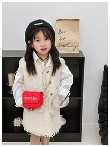 Detail of red quilted PU leather crossbody bag for girls with golden chain strap