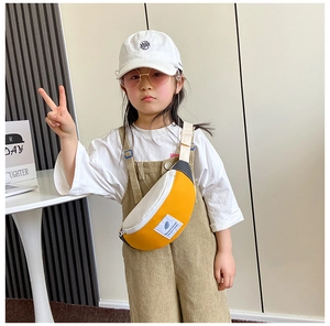 Détail du sac de poitrine pour enfants avec design bicolore jaune et gris et sangle réglable